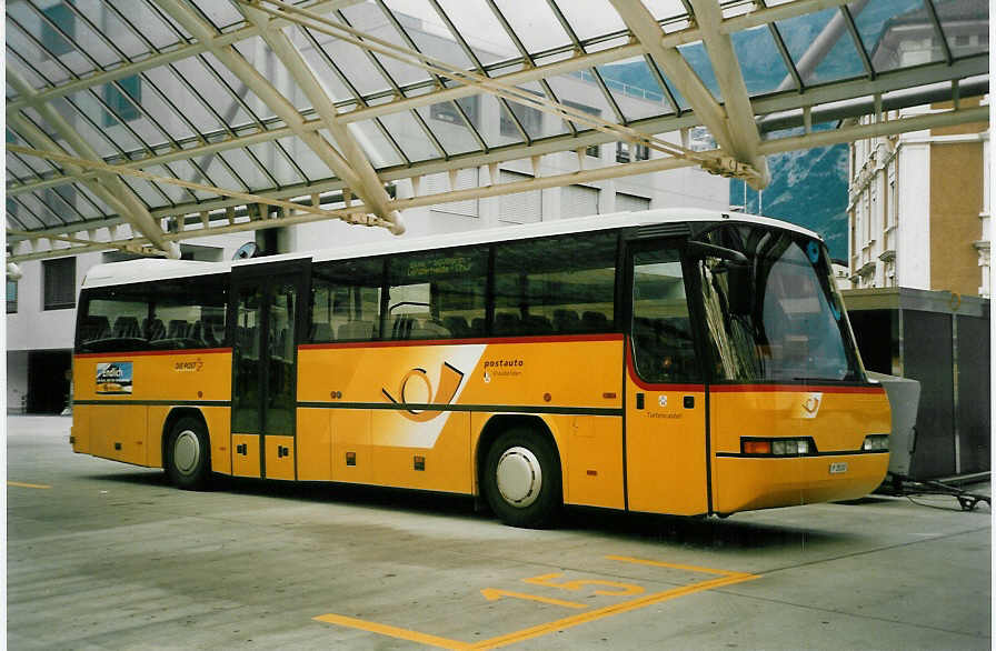 (048'413) - PTT-Regie - P 25'133 - Neoplan am 18. Juli 2001 in Chur, Postautostation