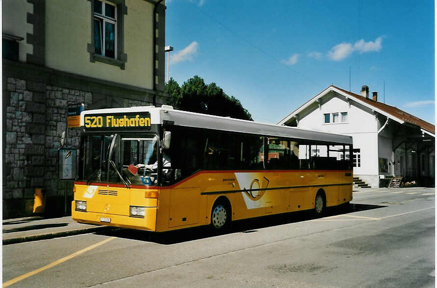 (048'610) - PTT-Regie - P 25'296 - Mercedes am 18. Juli 2001 beim Bahnhof Embrach-Rorbas