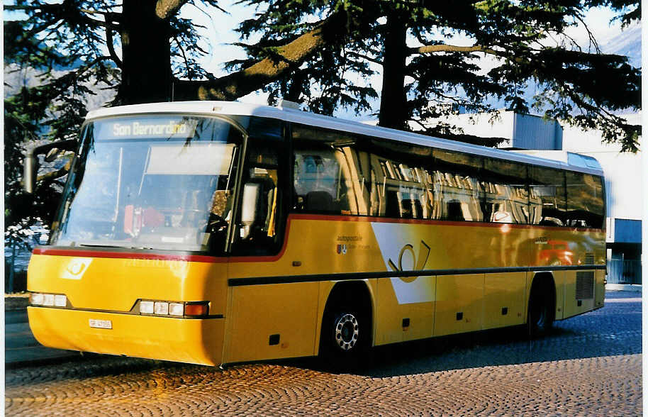 (051'304) - Mutti, San Bernardino - GR 47'155 - Neoplan (ex P 25'128) am 1. Januar 2002 beim Bahnhof Bellinzona