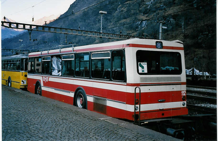 (051'315) - VB Biel (RWB) - Nr. 112 - FBW/R&J am 1. Januar 2002 beim Bahnhof Biasca