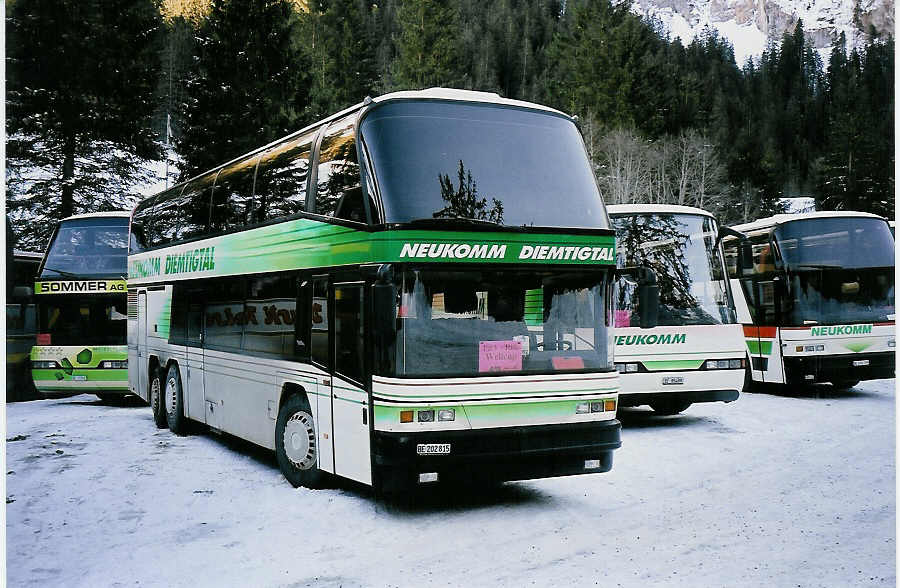 (051'430) - Neukomm, Horboden - BE 202'815 - Neoplan am 6. Januar 2002 in Adelboden, Unter dem Birg