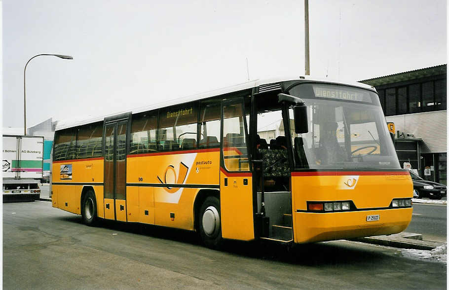 (051'525) - PTT-Regie - P 25'122 - Neoplan am 7. Januar 2002 in Langenthal, Calag