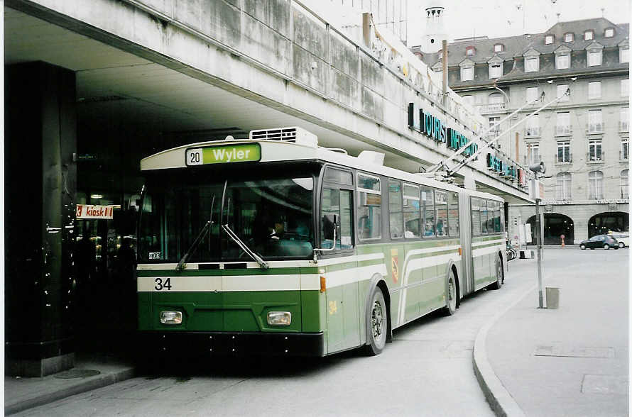 (051'628) - SVB Bern - Nr. 34 - FBW/Gangloff Gelenktrolleybus am 19. Januar 2002 beim Bahnhof Bern