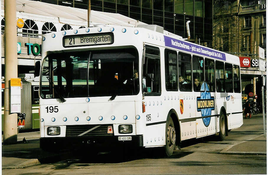 (051'826) - SVB Bern - Nr. 195/BE 451'195 - Volvo/Gangloff am 4. Februar 2002 beim Bahnhof Bern