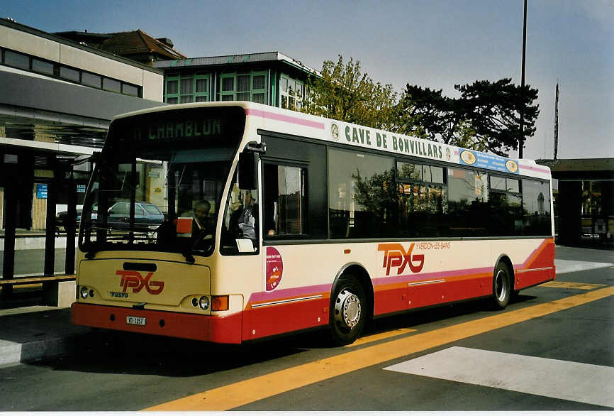 (052'726) - TPYG Yverdon - VD 1257 - Volvo/Berkhof am 6. April 2002 beim Bahnhof Yverdon