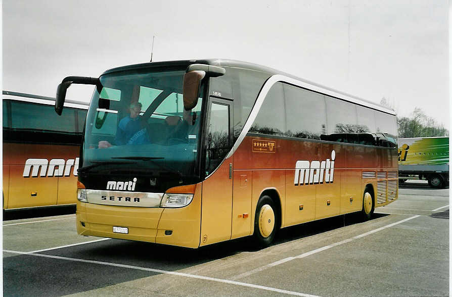 (052'810) - Marti, Kallnach - Nr. 21/BE 572'221 - Setra am 6. April 2002 in Kallnach, Garage