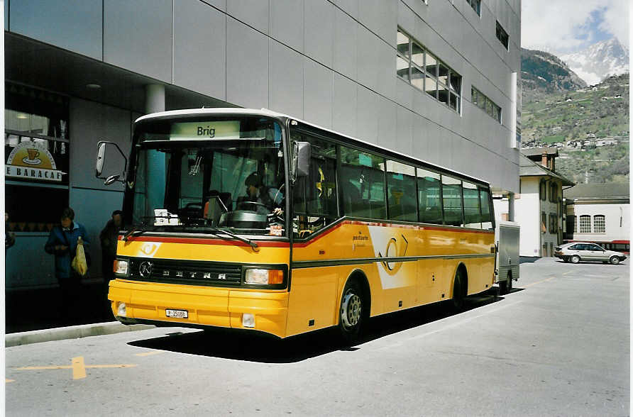 (053'019) - PTT-Regie - P 25'088 - Setra am 18. April 2002 in Visp, Postautostation