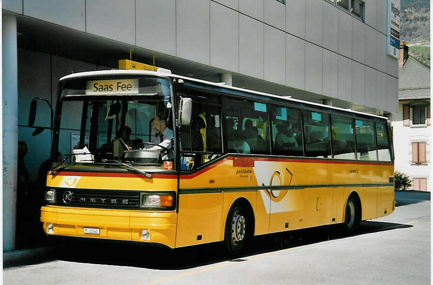 (053'023) - PTT-Regie - P 25'043 - Setra am 18. April 2002 in Visp, Postautostation