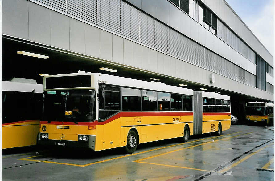 (053'137) - PTT-Regie - P 27'722 - Mercedes am 20. April 2002 in Bern, Postautostation