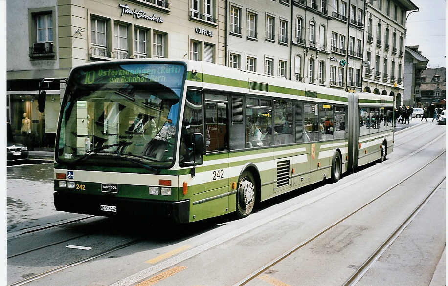 (053'205) - SVB Bern - Nr. 242/BE 518'242 - Van Hool am 20. April 2002 in Bern, Zytglogge