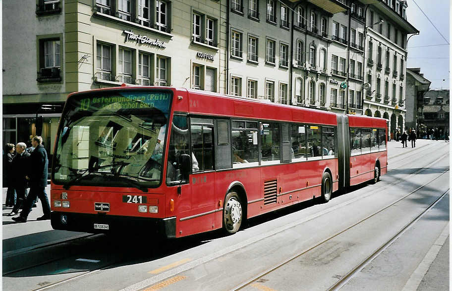 (053'208) - Bernmobil, Bern - Nr. 241/BE 518'241 - Van Hool am 20. April 2002 in Bern, Zytglogge