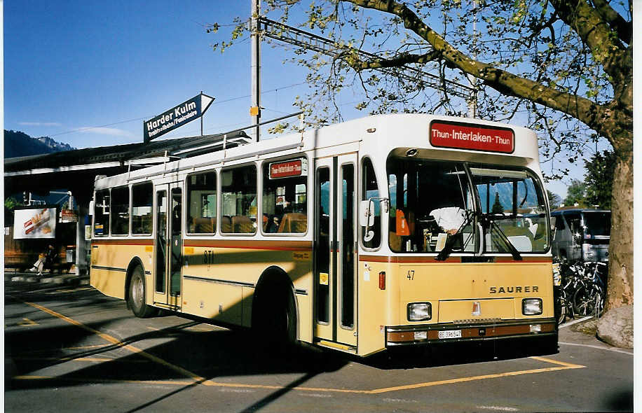 (053'325) - STI Thun - Nr. 47/BE 396'547 - Saurer/R&J am 16. Mai 2002 beim Bahnhof Interlaken West