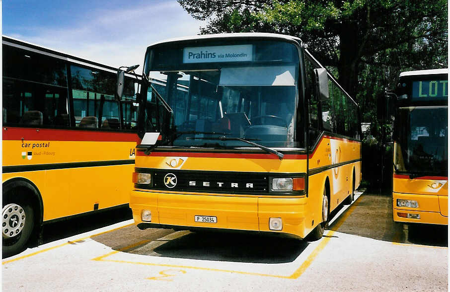 (053'434) - PTT-Regie - P 25'034 - Setra am 20. Mai 2002 in Yverdon, Garage