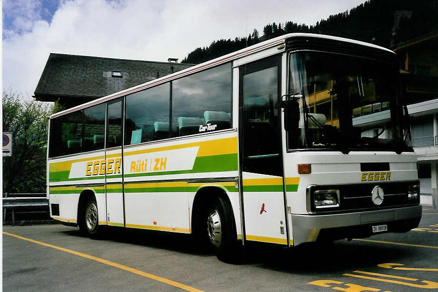 (053'516) - Egger, Rti - ZH 88'018 - Mercedes/R&J am 25. Mai 2002 in Adelboden, Landstrasse