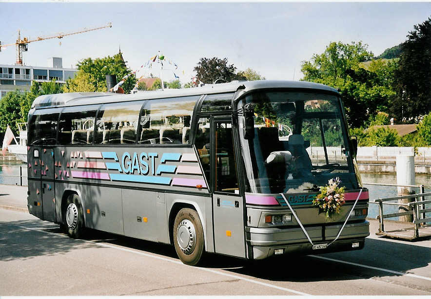 (053'603) - Gast, Utzenstorf - BE 482'148 - Neoplan am 1. Juni 2002 bei der Schifflndte Thun