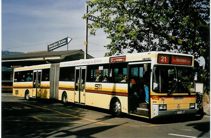 (053'915) - STI Thun - Nr. 63/BE 433'663 - Mercedes am 17. Juni 2002 beim Bahnhof Interlaken West