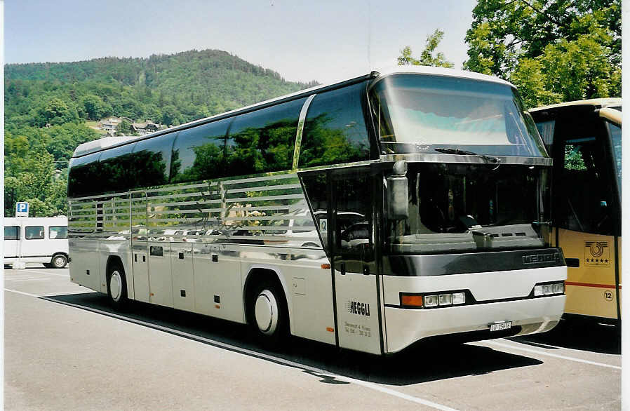 (053'917) - Heggli, Kriens - LU 15'636 - Neoplan am 18. Juni 2002 in Thun, Seestrasse