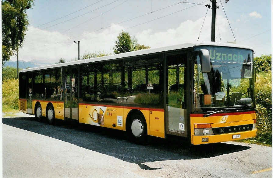 (055'104) - PTT-Regie - P 25'696 - Setra am 27. Juli 2002 in Uznach, Garage