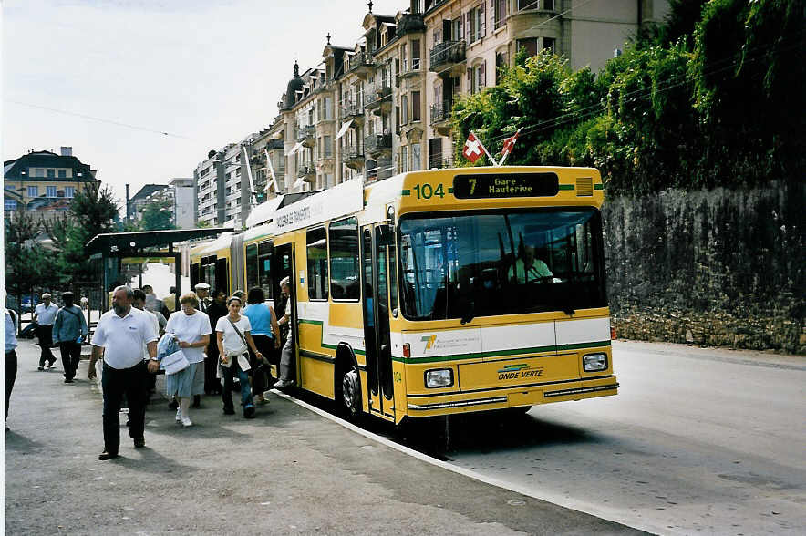 (055'505) - TN Neuchtel - Nr. 104 - NAW/Hess Gelenktrolleybus am 25. August 2002 beim Bahnhof Neuchtel