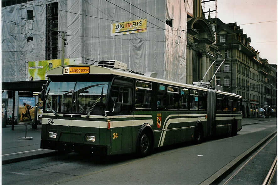 (056'126) - SVB Bern - Nr. 34 - FBW/Gangloff Gelenktrolleybus am 29. September 2002 beim Bahnhof Bern