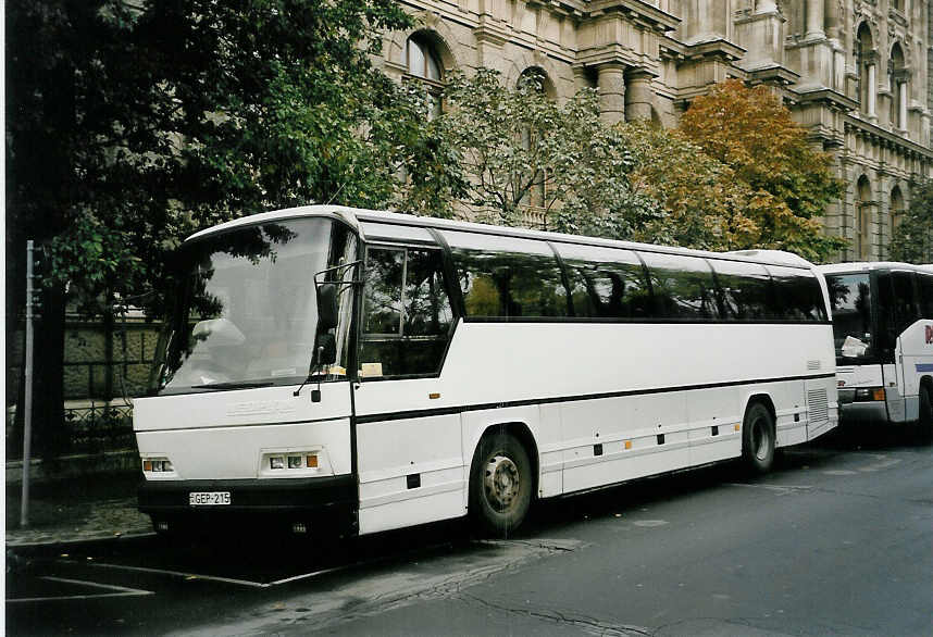 (056'432) - Aus Ungarn: ??? - GEP-215 - Neoplan am 8. Oktober 2002 in Wien, Burgring