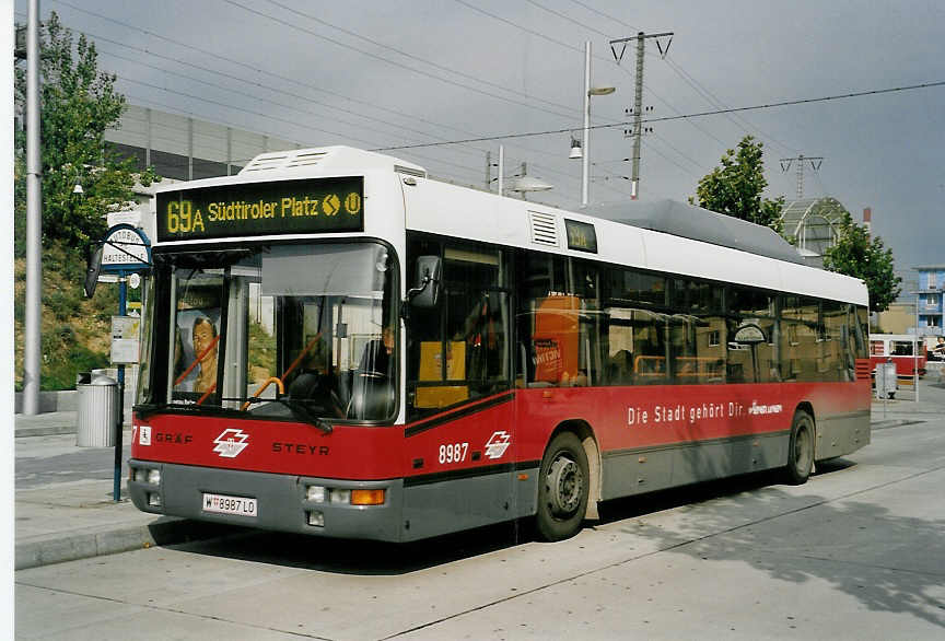 (056'710) - Wiener Linien - Nr. 8987/W 8987 LO - Grf/Steyr am 9. Oktober 2002 in Wien, Simmering