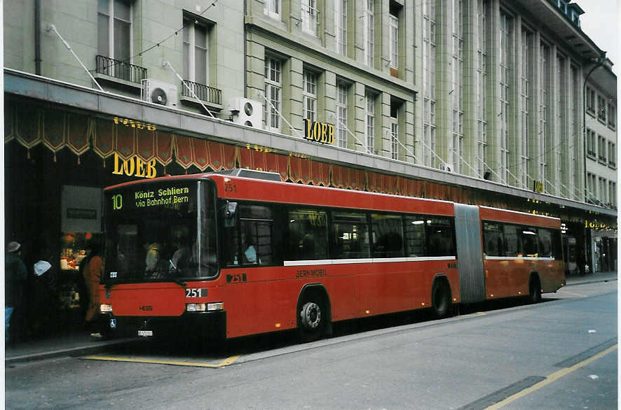 (057'537) - Bernmobil, Bern - Nr. 251/BE 572'251 - Volvo/Hess am 8. Dezember 2002 beim Bahnhof Bern