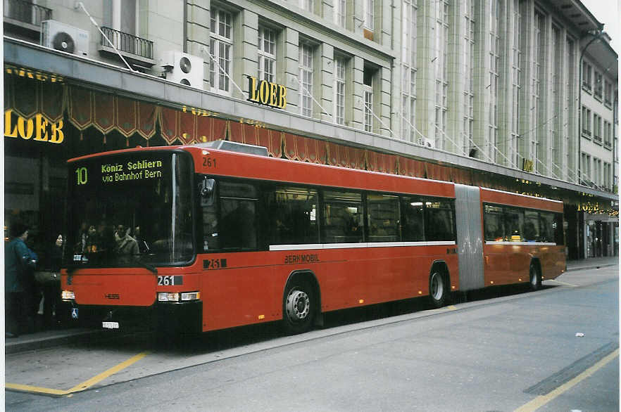 (057'602) - Bernmobil, Bern - Nr. 261/BE 572'261 - Volvo/Hess am 8. Dezember 2002 beim Bahnhof Bern