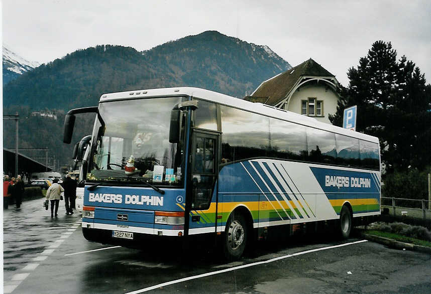 (057'801) - Aus England: Bakers Dolphin, Bristol - Nr. 4/Y 227 NYA - Volvo/Van Hool am 26. Dezember 2002 beim Bahnhof Interlaken West