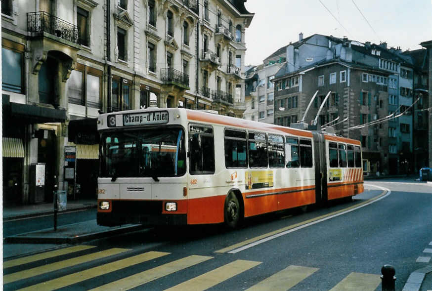 (058'315) - TPG Genve - Nr. 682 - NAW/Hess Gelenktrolleybus am 1. Januar 2003 in Genve, Coutance