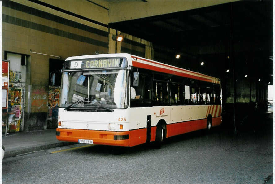 (058'321) - Aus Frankreich: TPG Genve (France) - Nr. 425/3053 VZ 74 - Renault am 1. Januar 2003 beim Bahnhof Genve