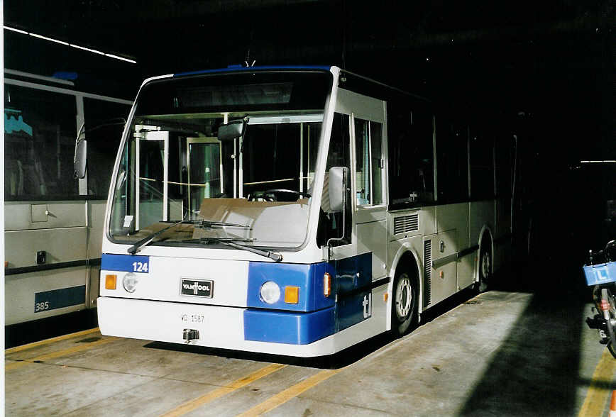 (058'404) - TL Lausanne - Nr. 124/VD 1587 - Van Hool am 1. Januar 2003 in Lausanne, Dpt Borde