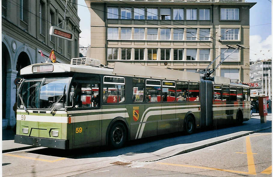 (059'619) - SVB Bern - Nr. 59 - FBW/Hess Gelenktrolleybus am 7. April 2003 beim Bahnhof Bern