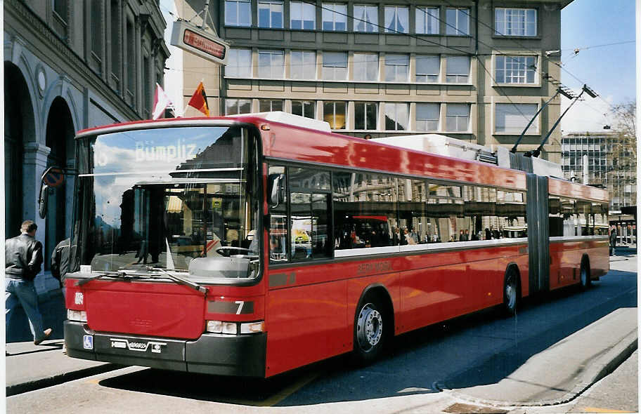 (059'620) - Bernmobil, Bern - Nr. 7 - NAW/Hess Gelenktrolleybus am 7. April 2003 beim Bahnhof Bern