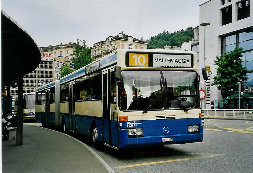 (060'321) - FART Locarno - Nr. 37/TI 41'637 - Mercedes am 26. Mai 2003 beim Bahnhof Locarno
