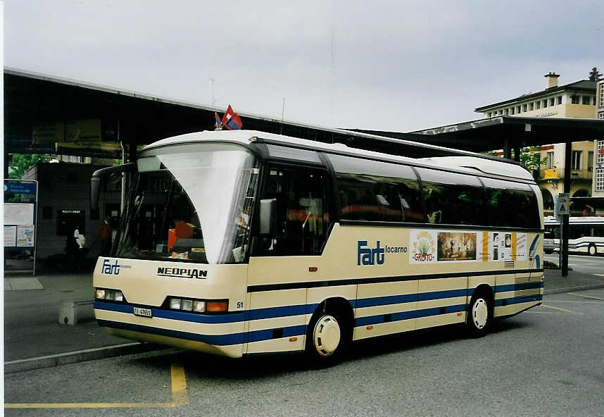 (060'329) - FART Locarno - Nr. 51/TI 47'651 - Neoplan am 26. Mai 2003 beim Bahnhof Locarno