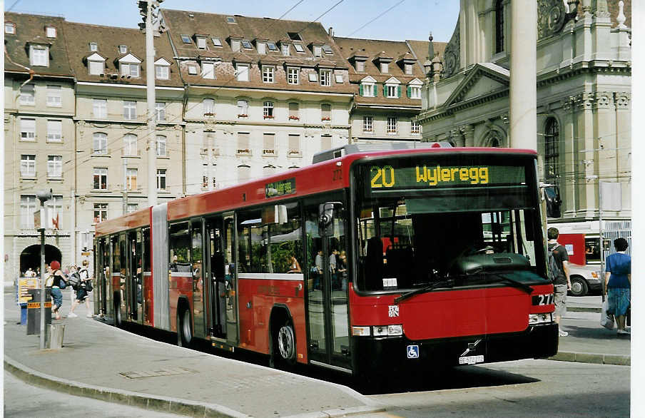 (060'702) - Bernmobil, Bern - Nr. 272/BE 572'272 - Volvo/Hess am 13. Juni 2003 beim Bahnhof Bern