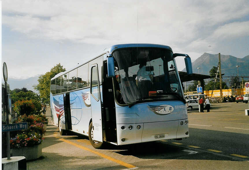 (061'133) - LLB Susten - Nr. 6/VS 38'006 - Bova am 23. Juni 2003 beim Bahnhof Thun