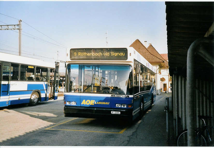 (061'327) - AOE Langnau - Nr. 3/BE 26'884 - Neoplan am 13. Juli 2003 beim Bahnhof Langnau