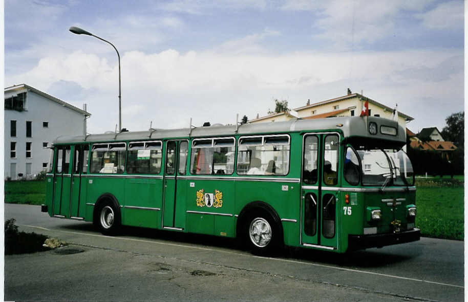 (063'327) - BVB Basel (RWB) - Nr. 75/BE 399'675 - FBW/FHS am 7. September 2003 beim Bahnhof Fraubrunnen