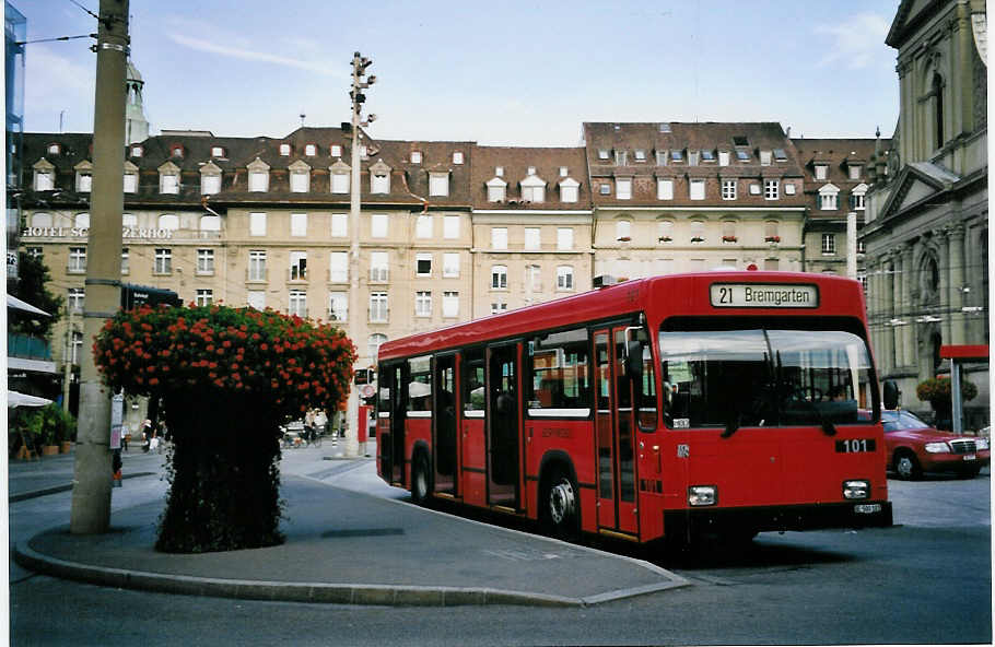 (063'619) - Bernmobil, Bern - Nr. 101/BE 500'101 - Volvo/R&J am 27. September 2003 beim Bahnhof Bern