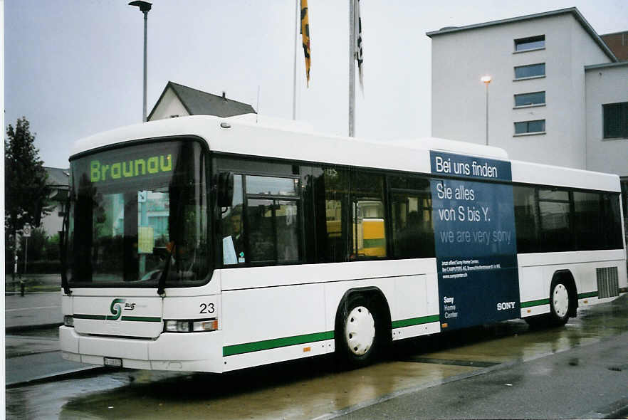 (063'713) - BOS Wil - Nr. 23/SG 108'831 - Volvo/Hess am 9. Oktober 2003 beim Bahnhof Wil