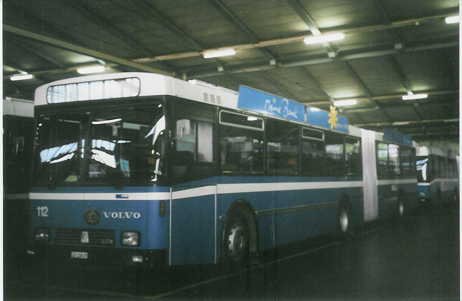 (064'033) - VBL Luzern - Nr. 112/LU 15'019 - Volvo/R&J am 11. Oktober 2003 in Luzern, Depot