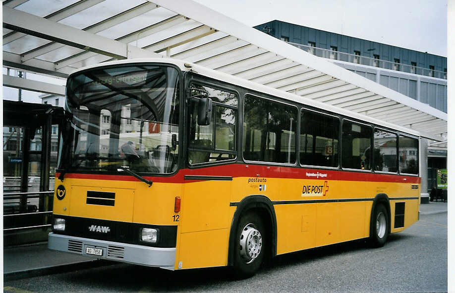 (064'108) - Tschannen, Zofingen - Nr. 12/AG 7858 - NAW/Lauber am 12. Oktober 2003 beim Bahnhof Zofingen