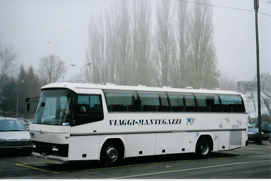 (064'404) - Mantegazzi, Arogno - TI 122'930 - Neoplan am 22. November 2003 in Biel, Kongresshaus