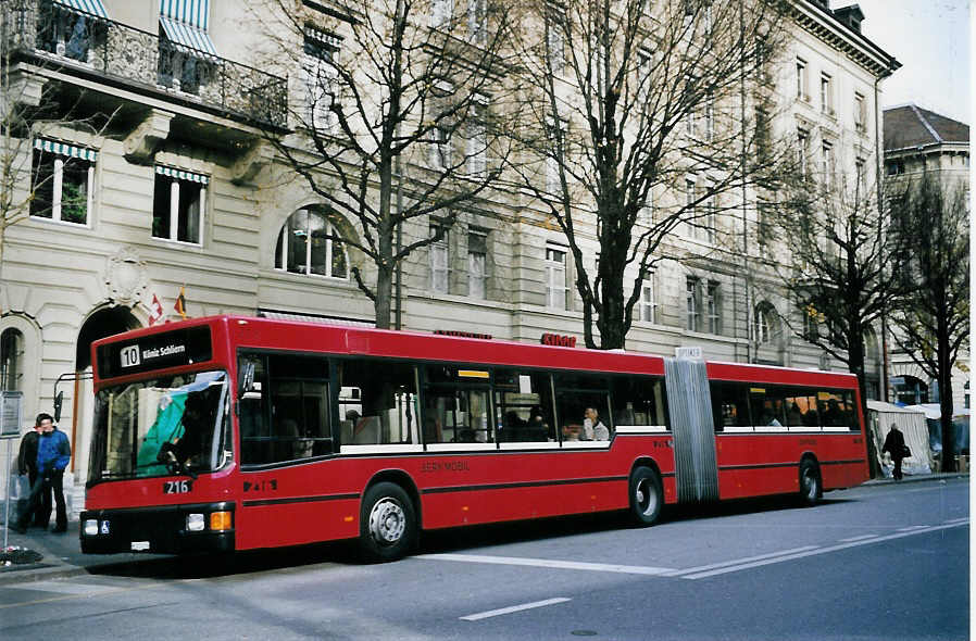 (064'428) - Bernmobil, Bern - Nr. 216/BE 513'216 - MAN am 24. November 2003 beim Bahnhof Bern