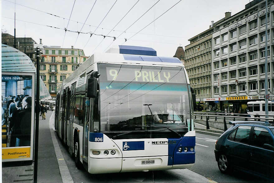 (064'704) - TL Lausanne - Nr. 806/VD 168'450 - Neoplan Gelenkduobus am 29. November 2003 beim Bahnhof Lausanne