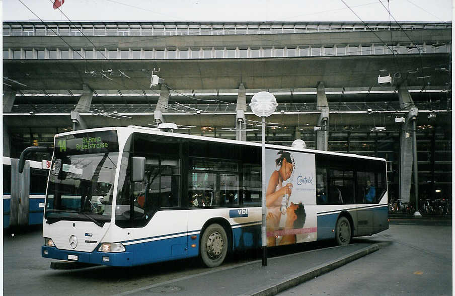 (064'904) - VBL Luzern - Nr. 564/LU 15'024 - Mercedes (ex Gowa, Luzern Nr. 64) am 27. Dezember 2003 beim Bahnhof Luzern