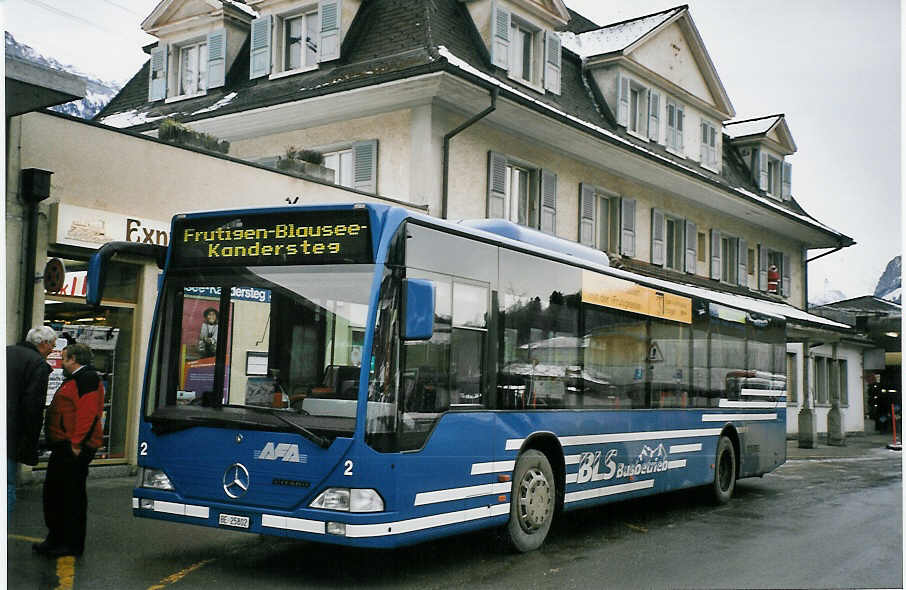 (064'907) - AFA Adelboden - Nr. 2/BE 25'802 - Mercedes am 28. Dezember 2003 beim Bahnhof Frutigen