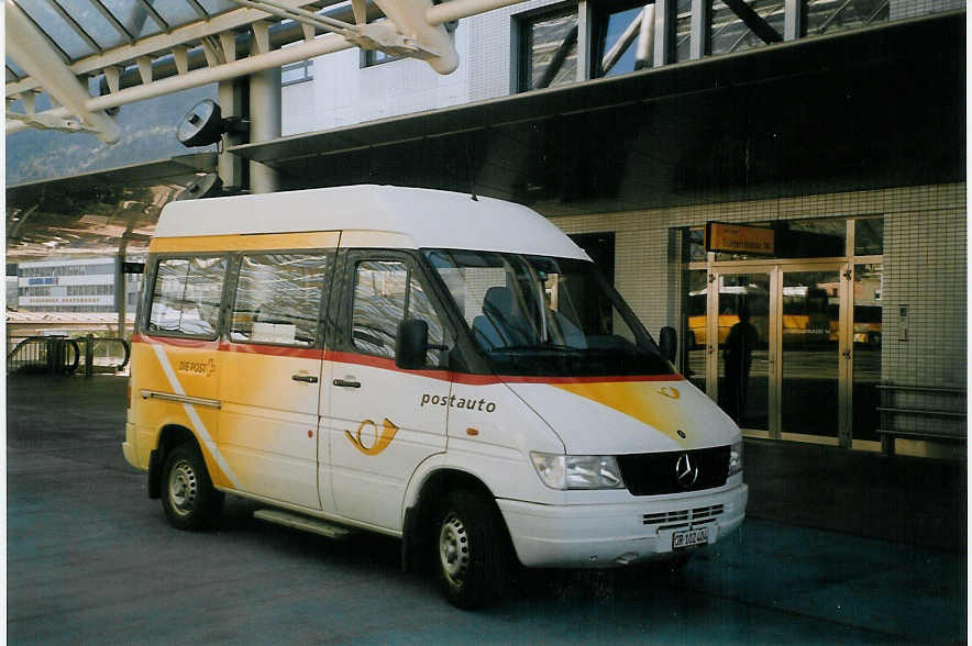 (066'631) - PostAuto Graubnden - GR 102'404 - Mercedes (ex P 21'071) am 20. April 2004 in Chur, Postautostation